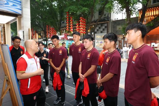 在好久好久之前，中国的傣族地域曾有一个勐板扎国。该国国王召庄喷鼻（陈强 饰）的儿子召树屯（唐国强 饰）漂亮萧洒，骁勇善战，可是国王跋扈嚣张，王子树屯没有涓滴自由，乃至亲事都要父王决议。王侯将相家的令媛蜜斯固然娇媚妖娆，却没法感动王子的心。终究，树屯暗暗溜出王宫，进进丛林寻觅他的猎户伴侣岩坎。在林中，他偶遇7位尽美的孔雀公主，她们是勐奥东板国王的女儿。最小的公主喃穆诺娜（李秀明 饰）对树屯一见钟情，经龙王和猕猴的撮合，两人终究喜结良缘。但是秃鹫化身国是嫉恨王子，他想方设法粉碎这对年青人的幸福……